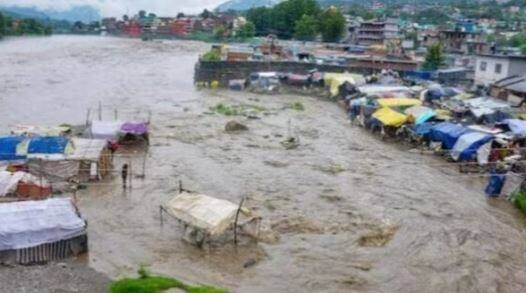 उत्तर भारतात मुसळधार पाऊस कोसळत आहे. गेल्या काही दिवसांपासून सुरु असलेल्या सततच्या पावसामुळं उत्तराखंड (Uttarakhand) आणि हिमाचल प्रदेशमध्ये (Himachal Pradesh)  मोठं नुकसान झालं आहे.