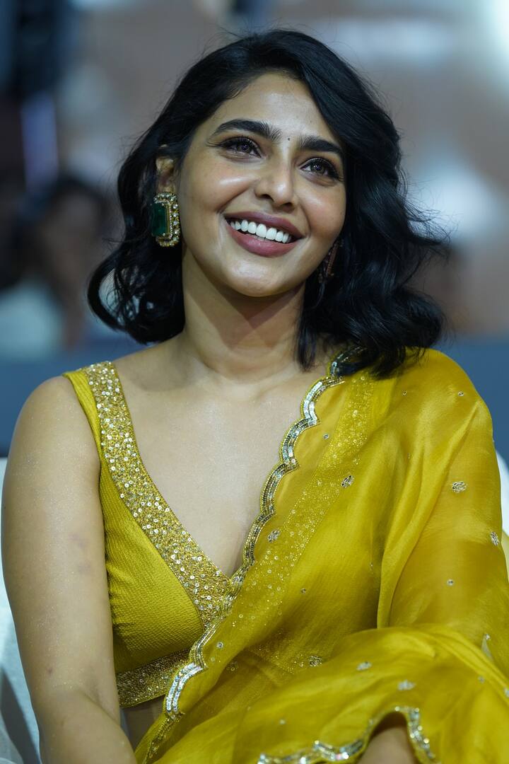 దుల్కర్ హీరోగా నటిస్తున్న  టెస్ట్ మూవీ  ‘కింగ్‌ ఆఫ్‌ కోథా’లో ఐశ్వర్య లక్ష్మి హీరోయిన్ గా  నటిస్తోంది.