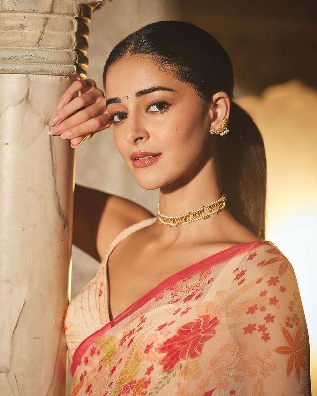તાજેતરમાં જ એક્ટ્રેસે પોતાના લેટેસ્ટ એથનિક લૂક્સની તસવીરો શેર કરીને ફરી એકવાર તહેલકો મચાવી દીધો છે. સોશ્યલ મીડિયા પર આ તસવીરોની ખુબ જ ચર્ચા છે.