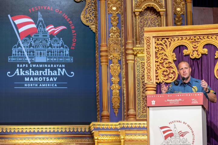 કાર્યક્રમના આરંભમાં ભૂતપૂર્વ અમેરિકન રાષ્ટ્રપ્રમુખ જહોન એફ. કેનેડીના પ્રસિદ્ધ અવતરણ, - ‘તમારો દેશ તમારા માટે શું કરી શકે છે તે નહીં, પરંતુ તમે તમારા દેશ માટે શું કરી શકો છો, તે પૂછો’ - દ્વારા કાર્યક્રમનો  કેન્દ્રવર્તી વિચાર સ્પષ્ટ કરવામાં આવ્યો. માર્ટિન લ્યુથર કિંગ જુનિયરના અવતરણ - ‘દરેક વ્યક્તિ મહાન થઈ શકે છે, કારણકે કોઈ પણ વ્યક્તિ સેવા કરી શકે છે. તમારે કેવળ કરુણાથી ભરેલા હૃદયની આવશ્યકતા છે. પ્રેમથી પરિપક્વ થયેલા આત્માની જરૂર છે.’ - દ્વારા કાર્યક્રમના થીમને ઘુંટાવવામાં આવ્યો.