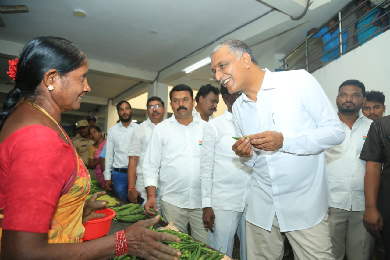 Harish Rao: తక్కెడ చేతపట్టిన మంత్రి హరీశ్ రావు, రైతుబజార్‌లో కూరగాయల అమ్మకం