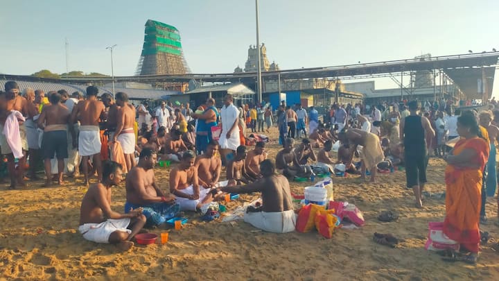 தூத்துக்குடி மாவட்டம் திருச்செந்தூர் சுப்பிரமணிய சுவாமி திருக்கோவில் கடற்கரையில் ஆடி அமாவாசை தினத்தை முன்னிட்டு ஆயிரக்கணக்கான பொதுமக்கள் தங்களின் முன்னோர்களுக்கு தர்ப்பணம் கொடுத்து வழிபாடு செய்தனர்.