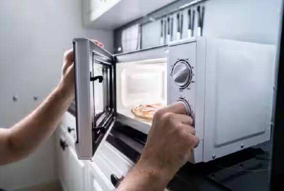 ਮਾਈਕ੍ਰੋਵੇਵ ਓਵਨ ਖਾਸ ਤੌਰ 'ਤੇ ਭਾਂਡਿਆਂ ਅਤੇ ਖਾਣ-ਪੀਣ ਦੀਆਂ ਵਸਤੂਆਂ ਦੇ ਆਕਾਰ ਦੇ ਹਿਸਾਬ ਨਾਲ ਗਰਮ ਕਰਨ ਲਈ ਕੰਮ ਕਰਦੇ ਹਨ। ਇਹ ਇੱਕ ਤੇਜ਼ ਅਤੇ ਸਮਾਂ ਬਚਾਉਣ ਵਾਲੀ ਪ੍ਰਕਿਰਿਆ ਹੈ ਜੋ ਭੋਜਨ ਨੂੰ ਆਸਾਨੀ ਨਾਲ ਅਤੇ ਜਲਦੀ ਪਕਾਉਣ ਵਿੱਚ ਮਦਦ ਕਰਦਾ ਹੈ।