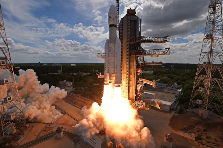 अब चंद्रयान-3 अपने मिशन के सबसे करीब पहुंच गया है. चंद्रयान-3 चंदा मामा से करीब 150 किमी ही दूर रह गया है. 16 अगस्त की सुबह ISRO ने चांद की सतह से दूरी कम करने के लिए एक बार फिर कक्षा घटा दी.