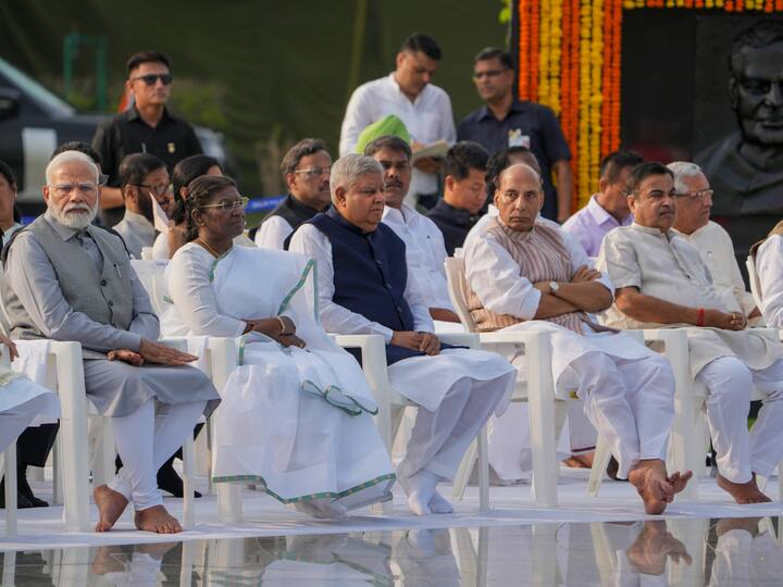 President Droupadi Murmu, Vice President Jagdeep Dhankhar, Prime Minister Narendra Modi and other leaders attend a prayer meeting after paying tribute to Vajpayee on his death anniversary at his memorial Sadaiv Atal in New Delhi. (Image Source: PTI)