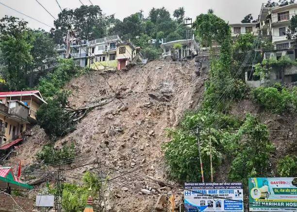 India weather News Heavy rains in Uttarakhand and Himachal Pradesh imd rain news India weather : मुसळधार पावसाचा उत्तराखंडसह हिमाचलला मोठा फटका, आत्तापर्यंत 65 जणांचा मृत्यू, आज पावसाचा रेड अलर्ट 