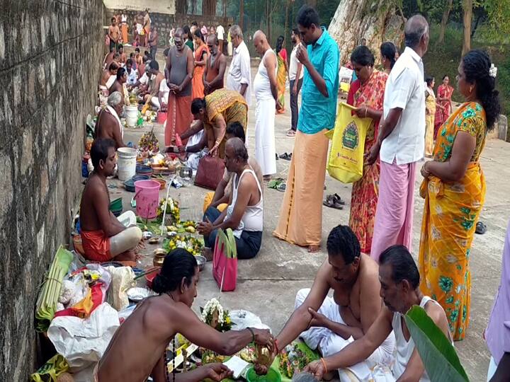 Aadi Amavasai 2023 People Take Holy Dip in Varaha River Worship Their Ancestors Tharpanam TNN Aadi Amavasya :  ஆடி அமாவாசை.. வராக நதியில் பொதுமக்கள் புனித நீராடி முன்னோர்களுக்கு திதி செய்து வழிபாடு..