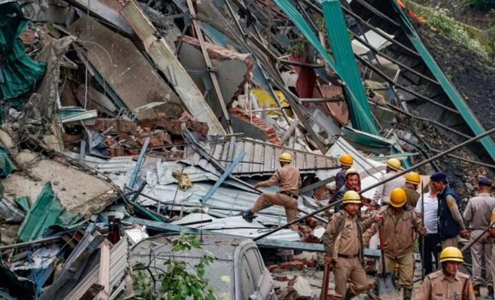 কয়েক মাস আগেই মারাত্মক বিপর্যয় নেমে এসেছিল। আবারও প্রাকৃতিক দুর্যোগের কবলে হিমাচল প্রদেশ। এক সপ্তাহ ধরে লাগাতার ভারী বৃষ্টি। তাতে ফের ধস, হড়পা বানে বলি হলেন অনেকে। মেঘভাঙা বৃষ্টিতে বিপদ বেড়েছে আরও।