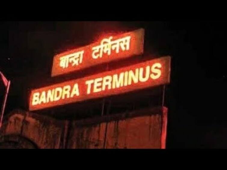 Bandra Crime Youth beaten up at Bandra Terminus on charges of love jihad Waris Pathan shares video Bandra Crime : वांद्रे टर्मिनस येथे तरुणाला लव्ह जिहादच्या आरोपाखाली मारहाण, माजी आमदार वारीस पठाणांकडून मारहाणीचा व्हिडीओ शेअर