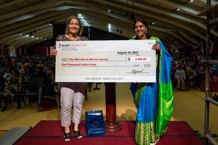 ફિઝર્વના COO શ્રી ગાય ચિયારેલોએ અક્ષરધામમાં સ્વયંસેવકોના સમર્પણ વિશે જણાવ્યું, “આપણે કેટલું લાંબુ જીવીએ છીએ તેના કરતાં વધુ મહત્વનું એ છે કે વાસ્તવમાં એવી કેટલી પળો છે જે આપણા જીવનને ઉજાળી જાય! આપણને રોમાંચિત કરી દે! આજે હું અનેક પરિવારો અને સ્વયંસેવકોના આવા એક ભવ્ય વિઝન અને કાર્ય પ્રત્યે સમર્પણના અદભૂત પ્રભાવનો સાક્ષી બન્યો છું.”