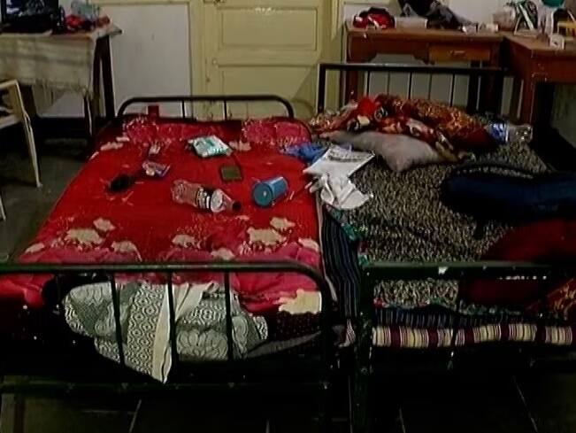 Vadodara: વડોદરાની M.S. યુનિવર્સિટીની હોસ્ટેલમાં દારૂની મહેફિલ, વિદ્યાર્થીઓ હોસ્ટેલ છોડી થયા ફરાર Students were caught having a liquor party in the hostel of MS University in Vadodara Vadodara: વડોદરાની M.S. યુનિવર્સિટીની હોસ્ટેલમાં દારૂની મહેફિલ, વિદ્યાર્થીઓ હોસ્ટેલ છોડી થયા ફરાર