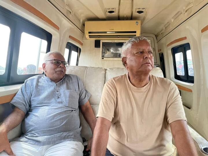 Lalu Yadav arrived with RJD leader Shivanand Tiwari to enjoy Marine Drive on banks of river Ganga in Patna Lalu Yadav News: पटना के मरीन ड्राइव का लुत्फ उठाने शिवानंद के साथ पहुंचे लालू यादव, 'फिट अवतार' में दिखे RJD सुप्रीमो