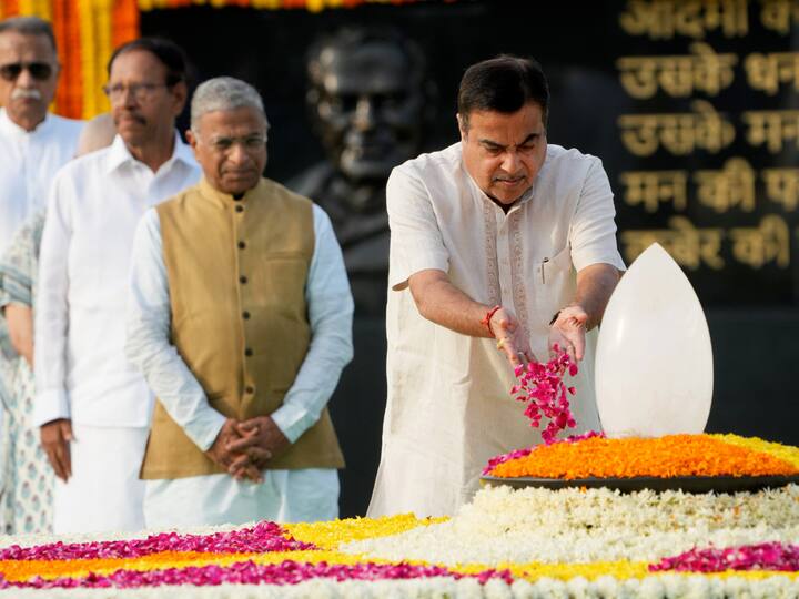 Union Transport Minister Nitin Gadkari and other leaders pay tribute to former PM Vajpayee. (Image Source: PTI)