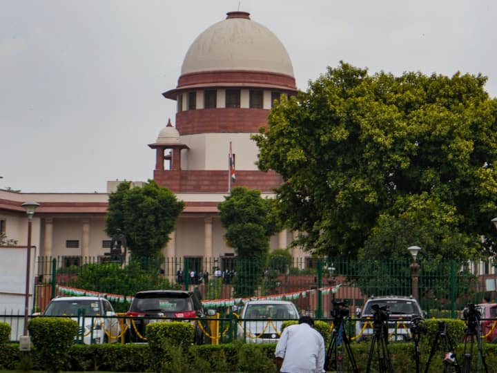 Supreme Court hearing on section 370 and 35 A jammu and kashmir detail marathi news Supreme Court : 'कलम 35 अ ने जम्मू-काश्मीरमधील भारतीयांचे 3 मूलभूत अधिकार हिरावून घेतले', कलम 370 वरील सुनावणीदरम्यान सुप्रीम कोर्टाची विशेष टिप्पणी