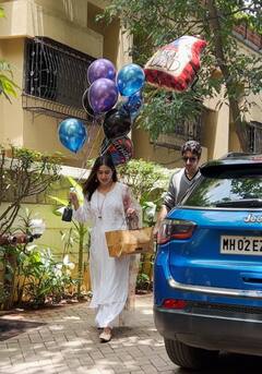 हाथ में बैलून और केक लिए अब्बा Saif Ali Khan का बर्थडे सेलिब्रेट करने Kareena Kapoor के घर पहुंचीं Sara Ali Khan