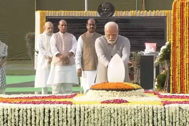 Atal Bihari Vajpayee: PM's Tribute To Atal Vajpayee On Death Anniversary Atal Bihari Vajpayee: આજે અટલ બિહારી વાજપેયીની પુણ્યતિથિ, રાષ્ટ્રપતિ, PM મોદીએ 'સદૈવ અટલ' પર પહોંચી આપી શ્રદ્ધાંજલિ