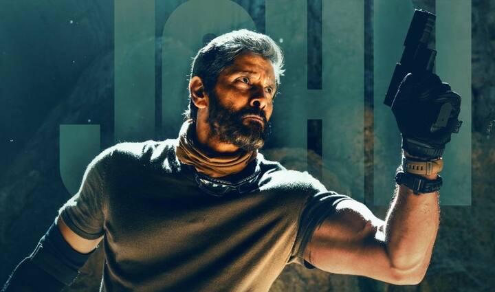 தமிழ் சினிமாவின் முன்னணி இயக்குநர்களுள் ஒருவரான கெளதம் வாசுதேவ் மேனன், ஸ்பை திரில்லர் கதை ஒன்றை படமாக்க திட்டமிட்டார். இப்படத்தை தான் இணைந்து தயாரிப்பதாகவும் 2013 ஆம் ஆண்டில் தெரிவித்தார்