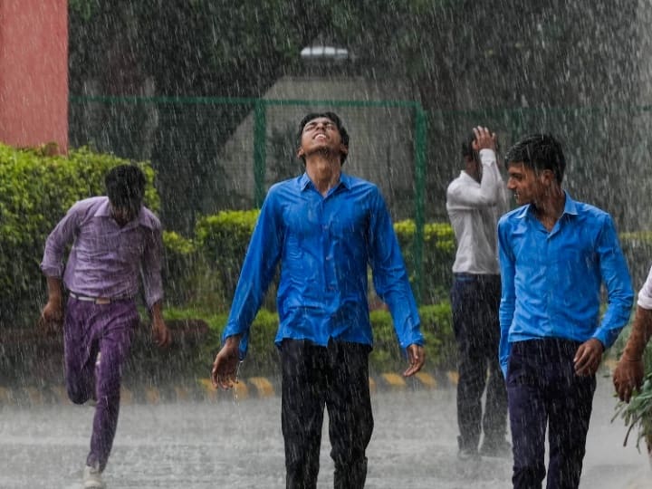 Weather Update Today 16 August Delhi imd forecast Rain alert NCR Delhi ka Mausam Delhi Rains: दिल्ली में झमाझम बारिश से खुशनुमा हुआ मौसम, उमस से राहत, बढ़ने लगा यमुना का जलस्तर