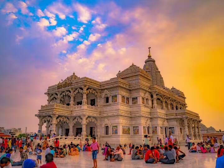 ઉત્તર પ્રદેશ રાજ્યમાં સ્થિત, ભગવાન કૃષ્ણના જન્મસ્થળ મથુરાના દરેક આકર્ષણ કોઈને કોઈ રીતે ભગવાન કૃષ્ણ સાથે જોડાયેલા છે. અહીં શ્રી કૃષ્ણના પ્રાચીન અને પ્રસિદ્ધ મંદિરોની મુલાકાત લેવાની સાથે સાંજે યમુના આરતીમાં પણ ભાગ લઈ શકાય છે. મથુરા એ ભારતનું સૌથી પવિત્ર હિંદુ તીર્થધામ છે.