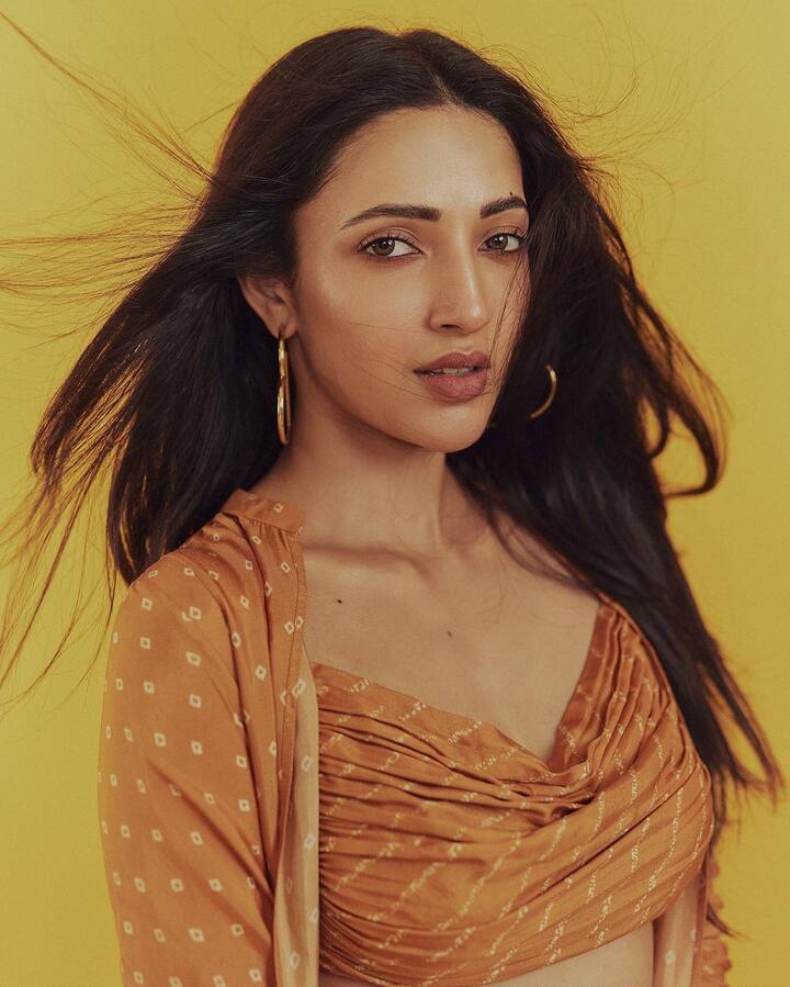 డీజే టిల్లు సినిమాతో టాలీవుడ్ ఇండస్ట్రీలో క్రేజ్ సంపాదించుకుంది నేహా శెట్టి. ఈ సినిమాతో నేహా పేరు ఇండస్ట్రీలో మారుమోగిపోయింది.