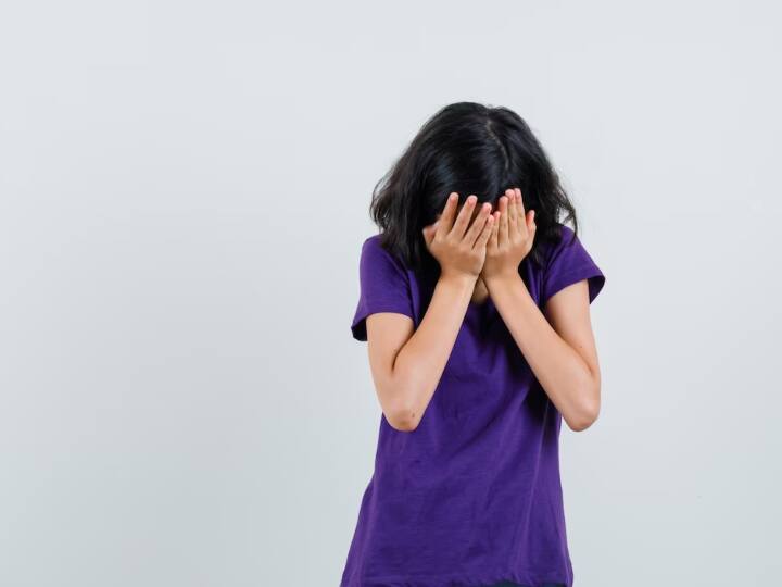 बच्चे को लेने दें रिस्क- जब बच्चा कोई फैसला लेने ही वाला होता है तो यह सोचकर पीछे हट जाता है कि कहीं उससे कुछ गलती हो गई तो क्या होगा. लेकिन, यह जरूरी है कि बच्चा खुदपर विश्वास करके आगे बढ़े.