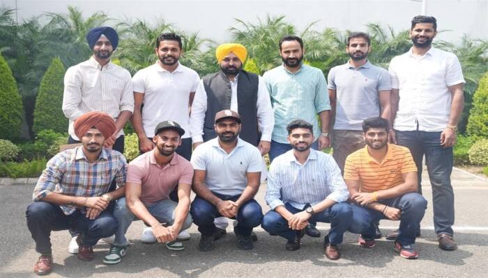 Punjab CM Bhagwant Mann today supported the players of Punjab who are part of the Indian hockey team ਸੀਐਮ ਭਗਵੰਤ ਮਾਨ ਨੇ ਏਸ਼ੀਅਨ ਹਾਕੀ ਚੈਂਪੀਅਨ ਟਰਾਫੀ ਦੀ ਜੇਤੂ ਟੀਮ 'ਚ ਸ਼ਾਮਲ ਪੰਜਾਬ ਦੇ ਖਿਡਾਰੀਆਂ ਦੀ ਥਾਪੜੀ ਪਿੱਠ