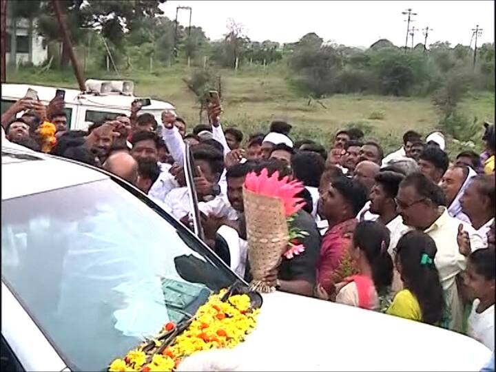 राष्ट्रवादीच्या फुटीनंतर शरद पवारांनी जाहीर केल्याप्रमाणे आज बीडमध्ये सभा घेणार आहेत.