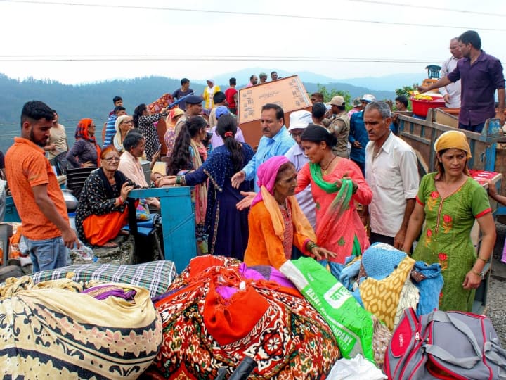 Dehradun Landslide DM Sonika Singh inspected affected areas gave instructions to Officers Uttarakhand Landslide: देहरादून में लैंडस्लाइड से प्रभावित क्षेत्रों का डीएम ने किया निरीक्षण, अधिकारियों को दिए कई बड़े निर्देश