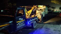 ট্রাকের পিছনে ধাক্কা পিক আপ ভ্যানের, গুরুতর জখম ১