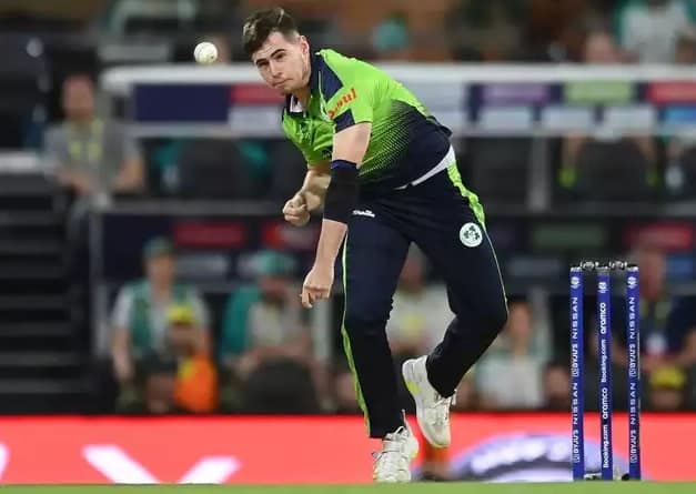 આયરલેન્ડના 23 વર્ષનો યુવા ફાસ્ટ બોલર જોશુઆ લિટલ પણ ટીમ ઈન્ડિયાને મુશ્કેલીમાં મૂકી શકે છે. તેણે પોતાની બોલિંગથી તમામને પ્રભાવિત કર્યા છે. આ કારણે તેને આઈપીએલ રમવાની તક પણ મળી છે. . લિટલ અત્યાર સુધી 32 વનડેમાં 48 અને 58 ટી-20માં 68 વિકેટ ઝડપી ચૂક્યો છે.