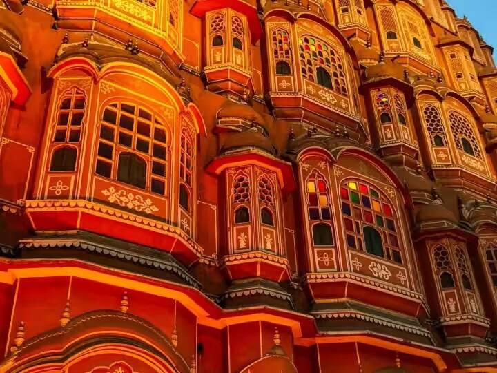 જયપુર પિંક સિટીના નામથી પ્રખ્યાત છે. જયપુર રાજસ્થાનની રાજધાની છે. આ ભારતનું પ્રથમ શહેર છે જેનું આયોજન વિશાલ શાસ્ત્ર અનુસાર કરવામાં આવ્યું હતું. તમે જલ મહેલ, જંતર મંતર, હવા મહેલ, મંદિર પેલેસ, લક્ષ્મી નારાયણ મંદિર, સિટી પેલેસ, આમેર ફોર્ટ, જયગઢ કિલ્લો, રામબાગ પેલેસની મુલાકાત લઈ શકો છો.