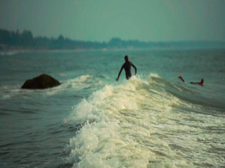 இந்தியாவில் முதல் முறையாக சர்வதேச அலைசறுக்கு போட்டி சென்னையை அடுத்த மாமல்லபுரத்தில் நடைபெற்று வருகிறது.