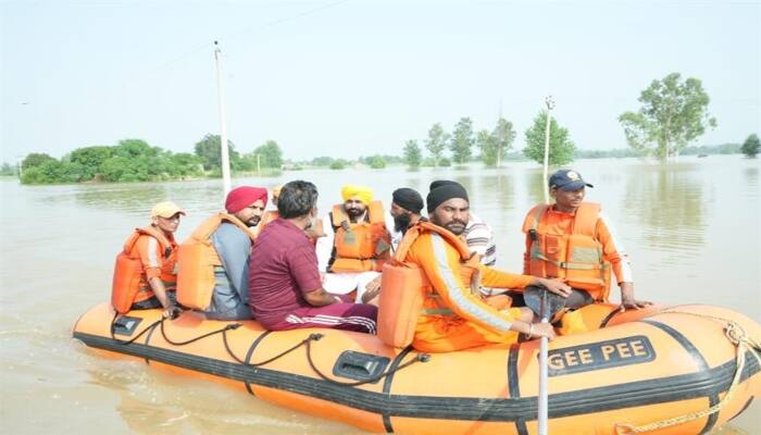 CM Bhagwant Mann himself visited the flood affected areas of Hoshiarpur on board a boat ਸੀਐਮ ਭਗਵੰਤ ਮਾਨ ਨੇ ਖੁਦ ਕਿਸ਼ਤੀ ’ਤੇ ਸਵਾਰ ਹੋ ਕੇ ਹੁਸ਼ਿਆਰਪੁਰ ਦੇ ਹੜ੍ਹ ਪ੍ਰਭਾਵਿਤ ਇਲਾਕਿਆਂ ਦਾ ਕੀਤਾ ਦੌਰਾ