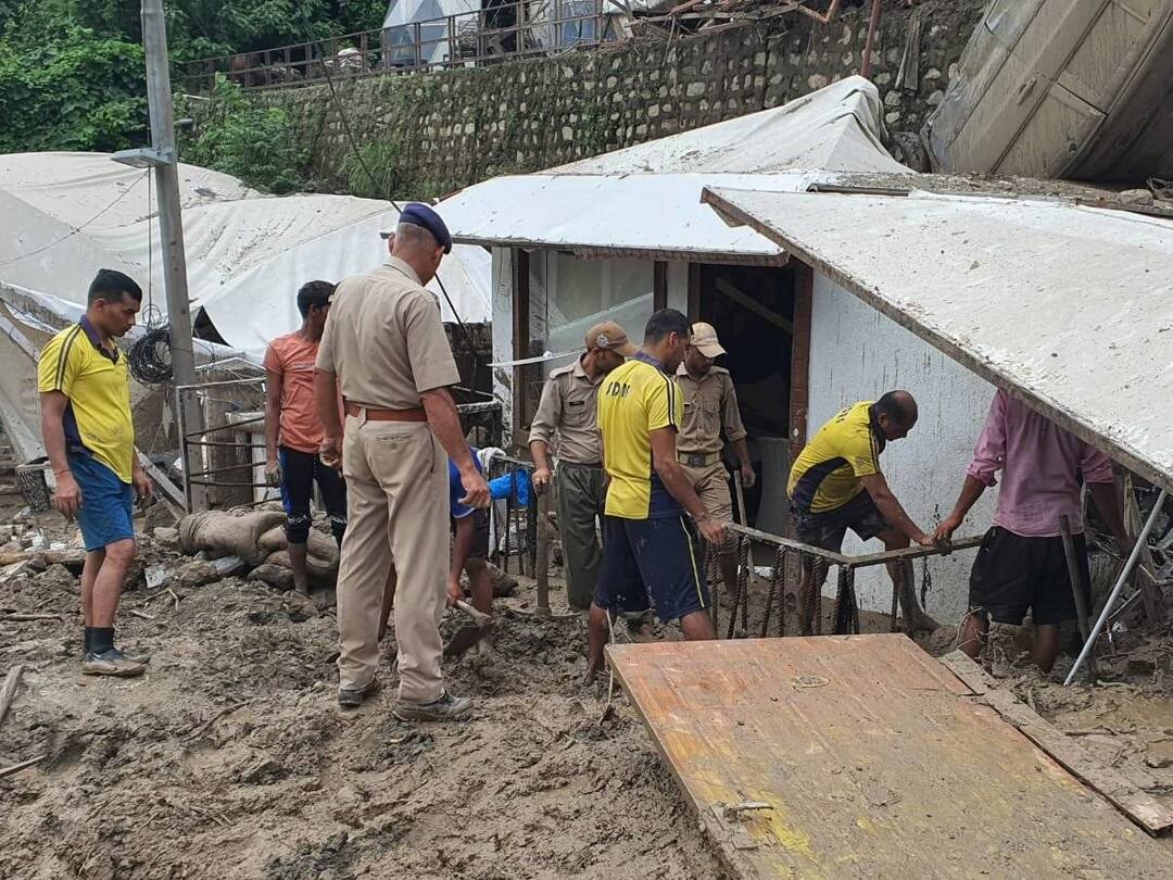 Uttarakhand: வெள்ளக்காடாய் மாறிய உத்தரகாண்ட் மாநிலம்.. சிக்கித் தவித்த 293 பேர் பத்திரமாக மீட்பு.. Rescuers have safely evacuated 293 pilgrims who have been stranded since Monday on the trek to the Madmaheshwar temple in Uttarakhand. Uttarakhand: வெள்ளக்காடாய் மாறிய உத்தரகாண்ட் மாநிலம்.. சிக்கித் தவித்த 293 பேர் பத்திரமாக மீட்பு..