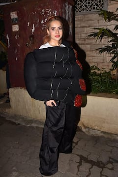 ये क्या नया बवाल है! किसका हाथ शरीर पर लगाए बाहर निकल आईं उर्फी जावेद...कपड़े देख दिमाग चकरा जाएगा