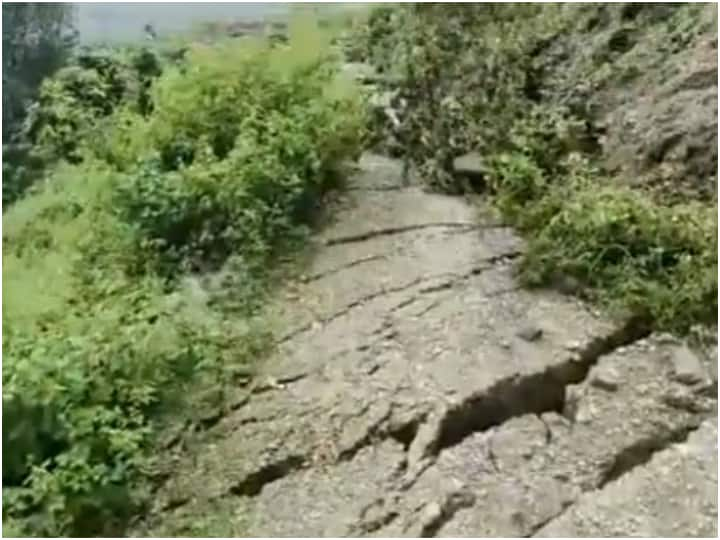 Due to landslide in Dehradun 15 houses and 7 cowsheds have been completely destroyed Uttarakhand News: देहरादून में भूस्खलन के कारण 15 घर और 7 गौशालाओं को नुकसान, रेस्क्यू कर बचाए गए लोग