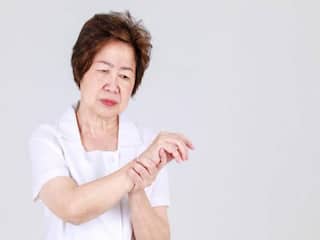 शरीर की हड्डियों को धीरे-धीरे कमजोर बना रही हैं आपकी ये तीन बुरी आदतें, आज से ही छोड़ दें वर्ना पड़ जाएंगे लेने के देने