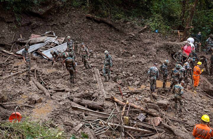 मुसळधार पावसाचा रेड अलर्ट दिला असताना राज्यात ढगफुटी, घरं पडून आणि भूस्खलनामुळे 81 जणांचा मृत्यू झाला आहे.