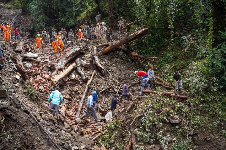 ढिगाऱ्याखाली दबल्यामुळे आणि वाहून गेल्याने सुमारे 13 जण अद्यापही बेपत्ता आहेत.