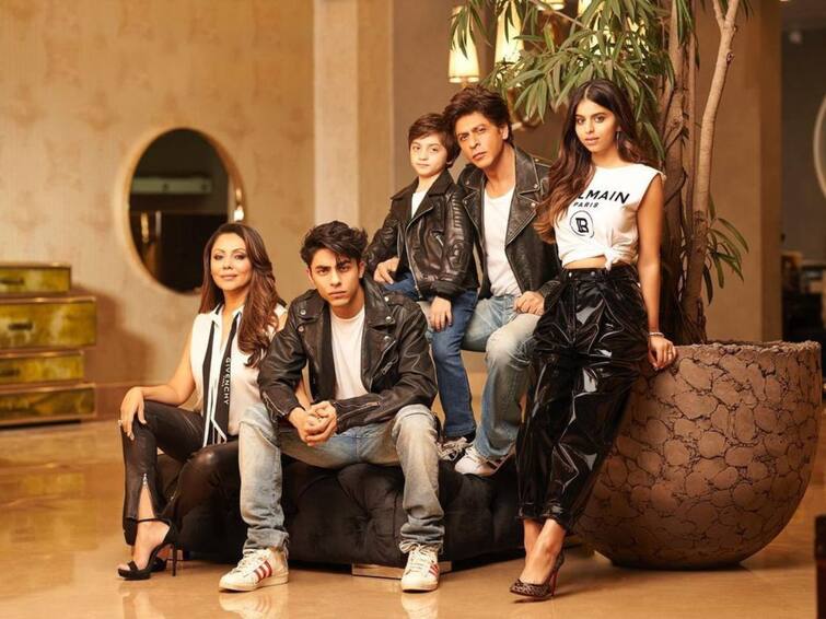 Bollywood Badshah Shah Rukh Khan Praises wife Gauri Khan For Bringing Up Kids 'So Well', Says 'But The Dimples Are Mine' Shah Rukh Khan: সন্তানদের সুশিক্ষা দেওয়ার কৃতিত্ব স্ত্রীয়ের, গৌরীকে প্রশংসায় ভরিয়ে কিং খান বললেন 'গালের টোলটা আমার'!
