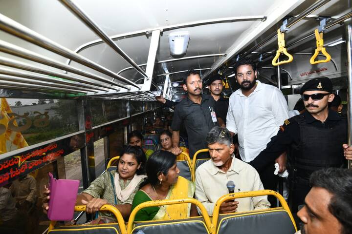 మహిళల పక్కనే కూర్చొని వారితో కాసేపు మాట్లాడారు.