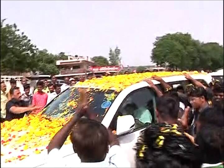 तर शरद पवार बीडमध्ये दाखल झाले असून, बीड बायपासपासून शरद पवार यांच्या रॅलीला सुरुवात झाली आहे.