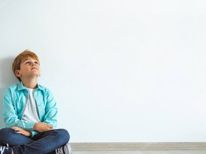 करते रहें प्रोत्साहित- माता-पिता से मिलने वाला प्रोत्साहन बच्चे को आत्मविश्वास से भर देता है. अगर बच्चा बाकी लोगों के सामने आत्मविश्वास खोने लगता है और किसी प्रतियोगिता में जाने से या स्टेज परफोर्मेंस से डरने लगता है तो आप उसका प्रोत्साहन करना ना छोड़ें.