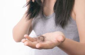 चुकूनही कंडिशनर टाळूवर (Scalp) लावू नका, फक्त केसांवर लावा. स्कॅल्पवर कंडिशनर लावल्याने केस खराब होतात.