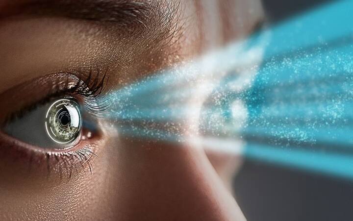 ਜੇ ਤੁਹਾਡੀਆਂ ਅੱਖਾਂ ਦੀ ਰੋਸ਼ਨੀ ਘੱਟ ਹੋਣ ਲੱਗਦੀ ਹੈ ਜਾਂ ਤੁਹਾਨੂੰ ਚੀਜ਼ਾਂ ਧੁੰਦਲੀਆਂ ਦਿਖਾਈ ਦਿੰਦੀਆਂ ਹਨ, ਤਾਂ ਇਹ ਸ਼ੂਗਰ ਦੀ ਨਿਸ਼ਾਨੀ ਹੋ ਸਕਦੀ ਹੈ। ਸਰੀਰ 'ਚ ਬਲੱਡ ਸ਼ੂਗਰ ਲੈਵਲ ਵਧਣ ਨਾਲ ਅੱਖਾਂ 'ਤੇ ਮਾੜਾ ਅਸਰ ਪੈਂਦਾ ਹੈ। ਜਿਸ ਕਾਰਨ ਕਈ ਵਾਰ ਤੁਸੀਂ ਦੂਰ-ਦੁਰਾਡੇ ਦੀਆਂ ਚੀਜ਼ਾਂ ਨੂੰ ਸਾਫ਼-ਸਾਫ਼ ਨਹੀਂ ਵੇਖ ਪਾਉਂਦੇ ਹੋ। ਇਸ ਲਈ ਤੁਹਾਨੂੰ ਐਨਕਾਂ ਲਾਉਣ ਦੀ ਨੌਬਤ ਆ ਜਾਂਦੀ ਹੈ।