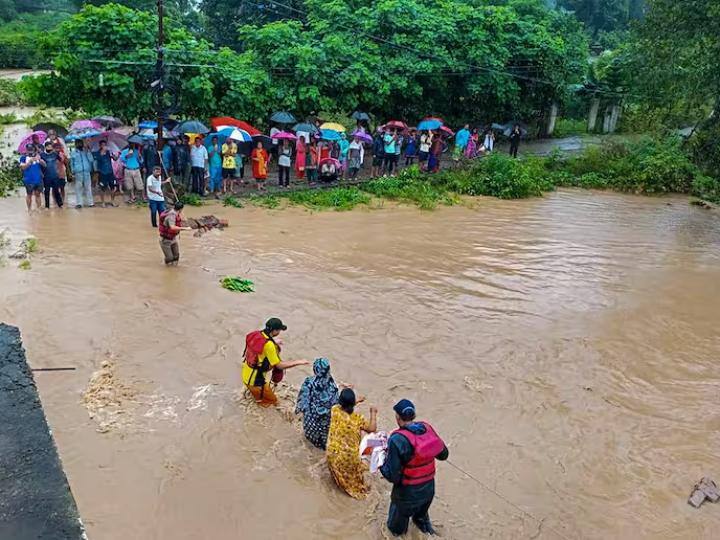 IMD Weather Update red alert in himachal uttarakhand heavy rainfall in bihar sikkim up delhi ncr Weather Today Update: हिमाचल-उत्तराखंड में रेड अलर्ट, दिल्ली-यूपी में बारिश, जानें आपके राज्य में कैसा रहेगा मौसम