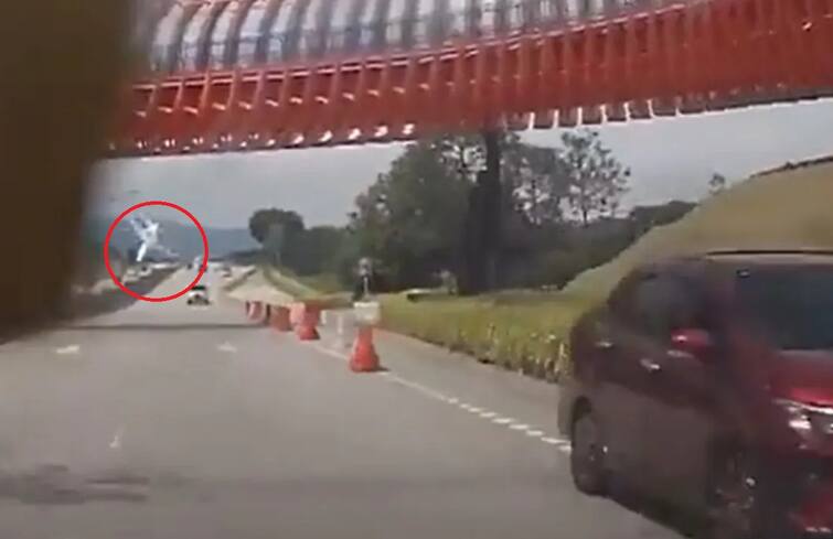 Chilling Video Shows Moment Plane Crashed On Malaysia Highway Malaysia Plane Crash: மலேசியாவில் விமானம் விழுந்து விபத்து - 10 பேர் பலி: வெளியான அதிர்ச்சி வீடியோ