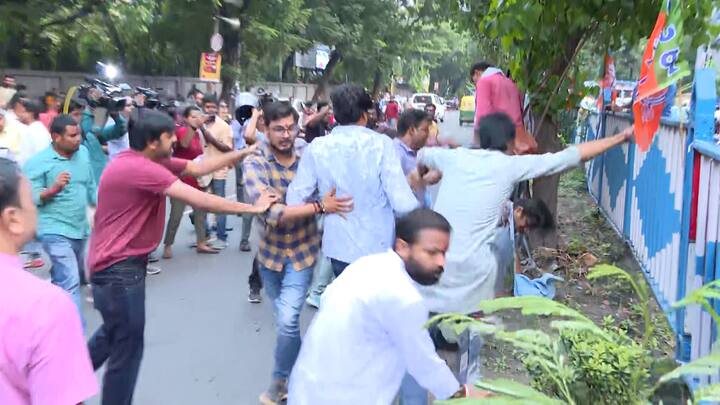 একই সঙ্গে ক্যাম্পাসের যে কোনও অংশে মদ, মাদক-সহ যে কোনও ধরনের বেআইনি উপাদান সেবনের ক্ষেত্রেও কড়া ব্যবস্থা নেওয়ার হুঁশিয়ারি দিয়েছেন বিশ্ববিদ্যালয়ের রেজিস্ট্রার।