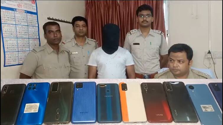1 Arrested From Narendrapur Allegedly For Being Involved With International Mobile Smuggling South 24 Parganas:আন্তর্জাতিক মোবাইল পাচার চক্রের হদিস নরেন্দ্রপুরে, গ্রেফতার এক