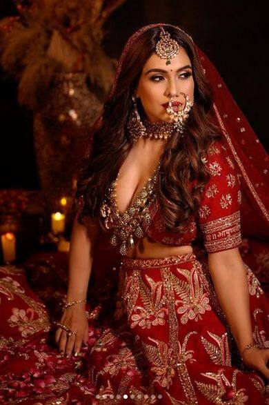 ਅਦਾਕਾਰਾ ਨੇਹਾ ਮਲਿਕ ਨੇ ਹਾਲ ਹੀ 'ਚ ਆਪਣੇ ਲੇਟੈਸਟ ਬ੍ਰਾਈਡਲ ਲੁੱਕ 'ਚ ਤਸਵੀਰਾਂ ਸ਼ੇਅਰ ਕਰਕੇ ਪ੍ਰਸ਼ੰਸਕਾਂ ਦਾ ਧਿਆਨ ਆਪਣੇ ਵੱਲ ਖਿੱਚਿਆ ਹੈ।